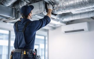 technicien-uniforme-installation-ventilation-batiment