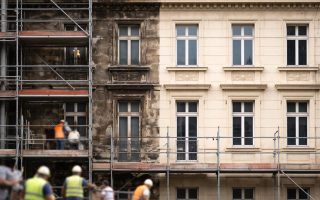 immeuble-renovation-echafaudages-ouvriers-facade